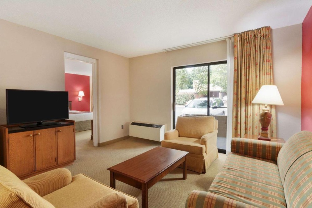 Ramada by Wyndham Raleigh Image 32
